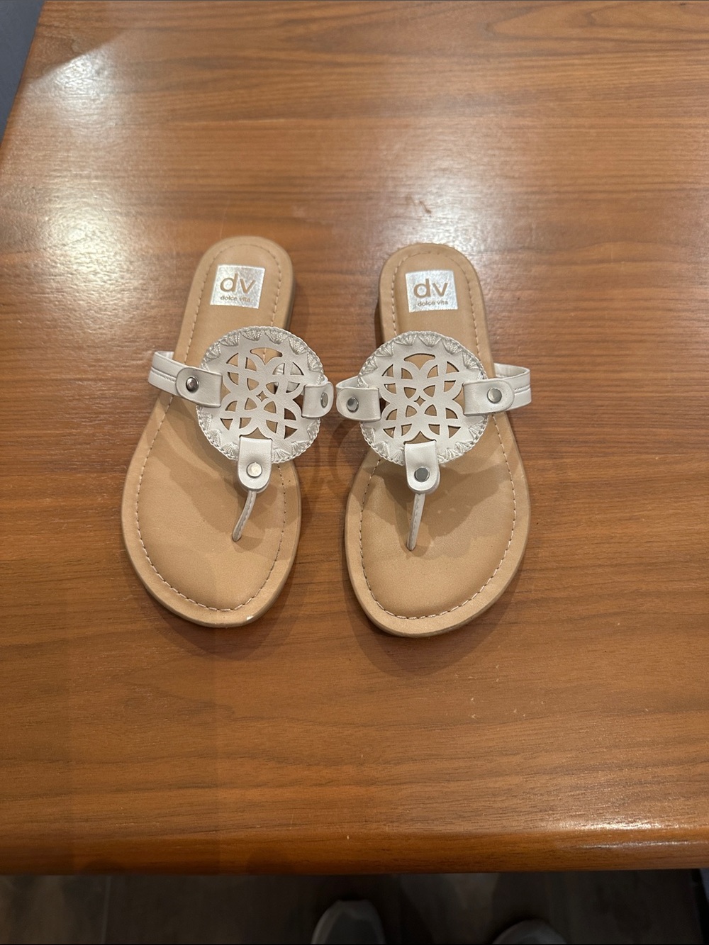 Kids DV by Dolce Vita White Leather Cutout Medallion Thong Sandal size 13